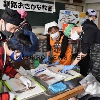 三枚下ろしに挑戦　愛国小でおさかな教室(2022-11-23)