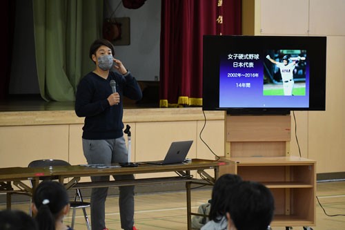 挑戦で苦手を克服 女子硬式野球元日本代表、金さんが武佐小で授業(2022-11-25)