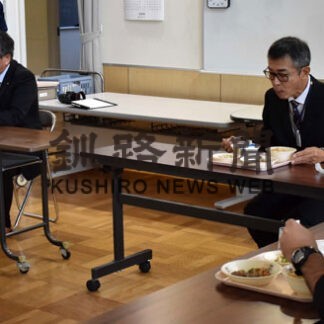 ふるさと給食味わう　標茶産食材使用、町担当者ら試食会(2022-11-12)