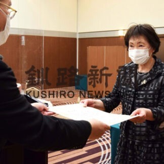 ベイロータリークに華道具寄贈で感謝状(2022-11-11)