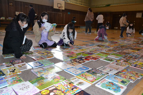 ずらり1000冊に児童「楽しい」 厚岸小でブックフェス(2022-11-26)