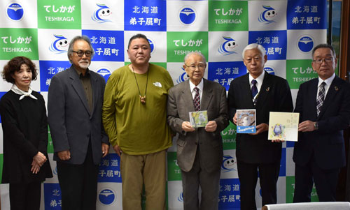 シマエナガCD町へ寄贈 弟子屈の山本さん 写真集と絵本も(2022-11-27)