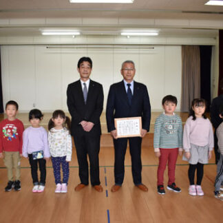 音別認定こども園へ絵本１０万円分寄贈　音別ロータリーク(2022-11-13)