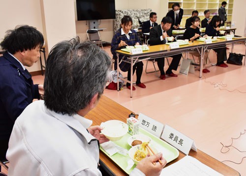 給食調理場の在り方協議 根室市教委が検討委 施設狭あい、老朽化問題に(2022-12-01)