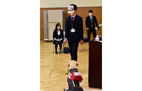 白杖使い歩行体験 根室市社協が研修会、盲導犬の仕事も学ぶ(2022-11-26)