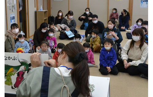 古本市、絵本朗読に笑顔 公民館で図書まつり(2022-11-30)