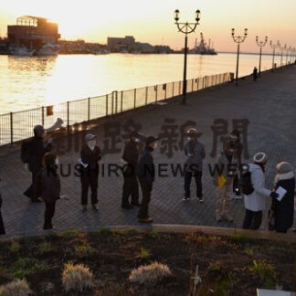 幣舞橋の夕日楽しむ　観光ガイドの会がイベント(2022-11-26)