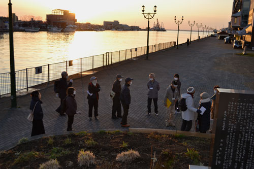 幣舞橋の夕日楽しむ 観光ガイドの会がイベント(2022-11-26)