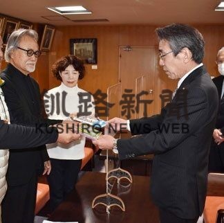 シマエナガ写真集やＣＤ寄贈　山本さんと木下さん、市に(2022-11-23)