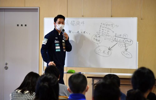 「難しい道から一生の財産」 クレインズ矢野選手が出前授業(2022-12-22)