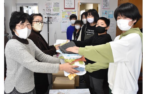 手縫い雑巾活用して コスモス北グループが4小学校に寄贈(2022-12-13)