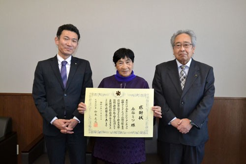 タンチョウ給餌に尽力 道自然保護関係功労で永谷さんに感謝状(2022-12-24)