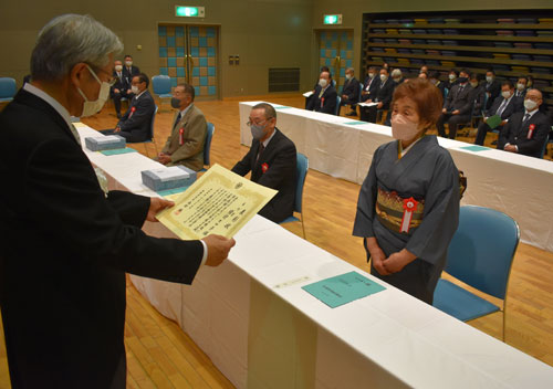 13個人の功績たたえる 中標津町表彰式、町の発展に尽力(2022-12-02)
