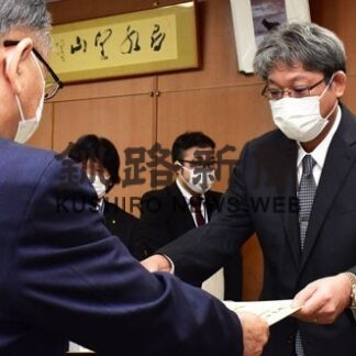 国保の運営に功績　根室の坂巻さん、岡田さんに表彰状_1(2022-12-24)