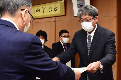 国保の運営に功績 根室の坂巻さん、岡田さんに表彰状_1(2022-12-24)