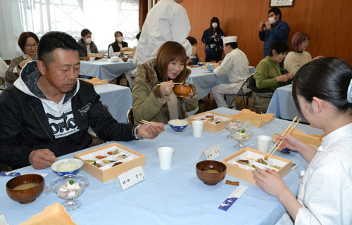 調理技術 保護者に披露 厚岸翔洋高生が成果発表会(2022-12-17)