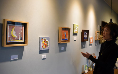 絵柄のはじまり楽しんで 氏原さん、釧路で原画展(2022-12-02)