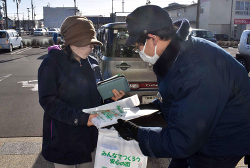 怪しい電話は相談を 根室署が街頭啓発(2022-12-17)