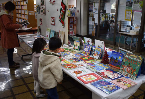 絵本読んでXマス気分 図書館展示会(2022-12-17)