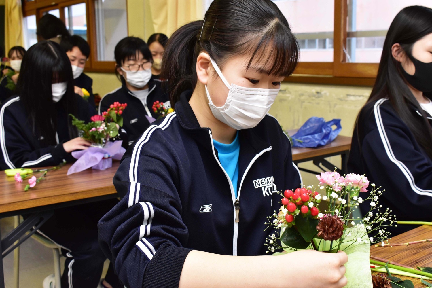伝統引き継ぐ「花育」光洋中でアレンジフラワー(2022-12-15)