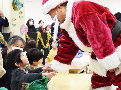 園児にプレゼントお届け 野のはな園でXマス会 釧路厚生社会長、中山サンタ今年引退(2022-12-24)