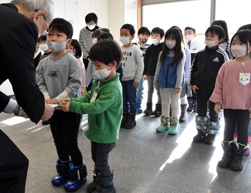 福祉基金に10万円を寄付 湖畔幼稚園(2022-12-22)