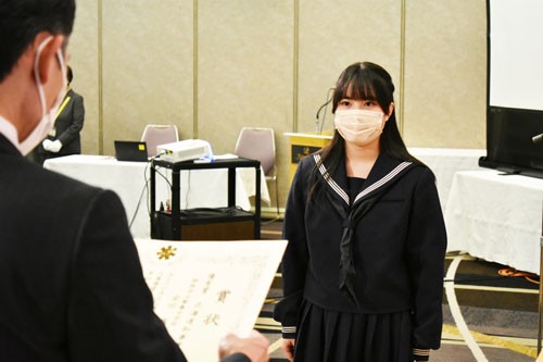 和田さん(更別中央中)最優秀賞 人権作文コンテスト表彰式(2022-12-16)
