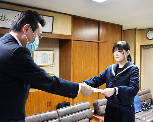 安保さん(幣舞中1年)税務署長賞 税の標語(2022-12-11)