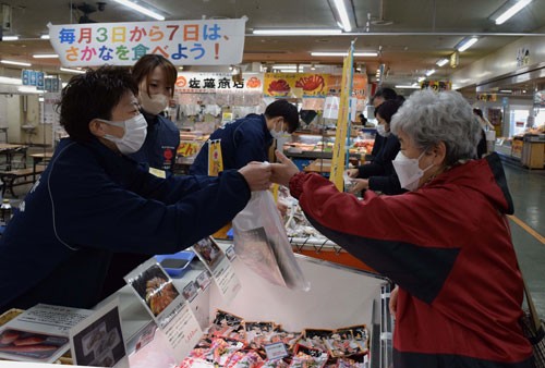 地元水産加工品食べて 和商市場「さかなの日」と特別販売(2022-12-06)