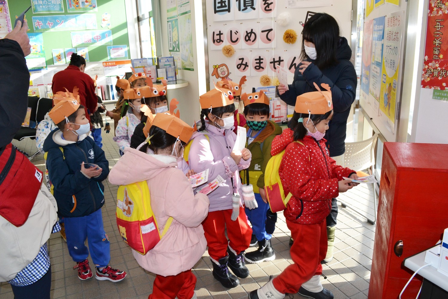 よしの園児が年賀状投函(2022-12-16)