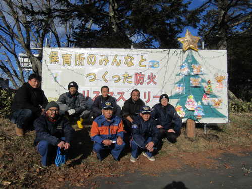 防火ツリーパネルに園児ら飾り付け 消防団第6分団設置(2022-12-24)