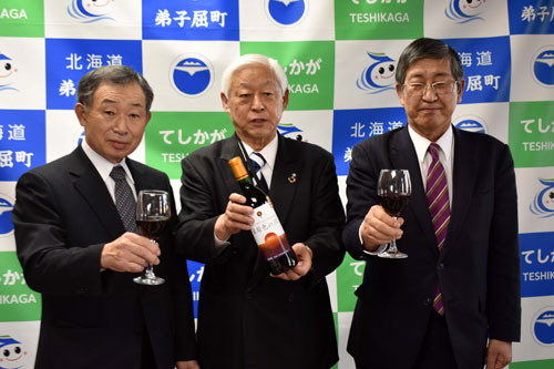 赤ワイン「葡萄色の旦」販売 あす町内酒店や道の駅で(2022-12-14)