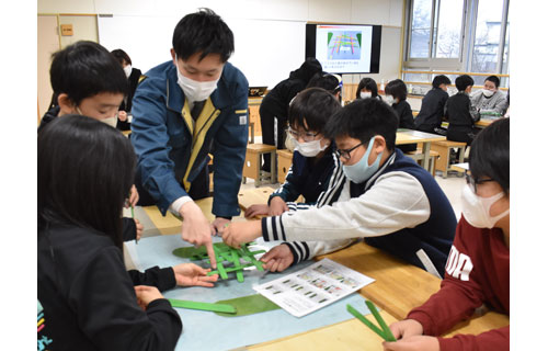 「レオナルドの橋」難しい 釧路製作所、湖畔小でものづくり出前授業(2022-12-18)