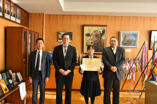 佐々木さん(釧北陽高2年)釧路税務署長賞 税に関する高校生作文(2022-12-14)