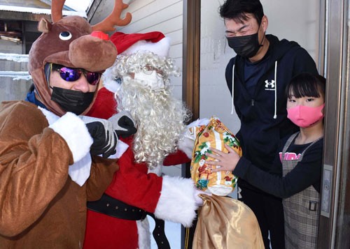 赤ちゃんや児童にXマスプレゼント 花園町会(2022-12-22)