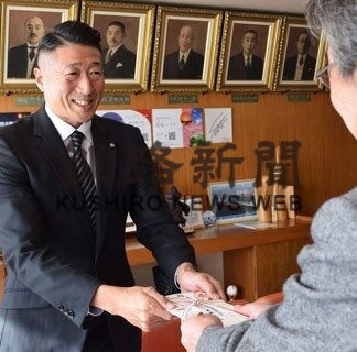 クレインズに１００万円寄付　苫小牧栗林運輸「アイホ盛り上げたい」(2022-12-04)