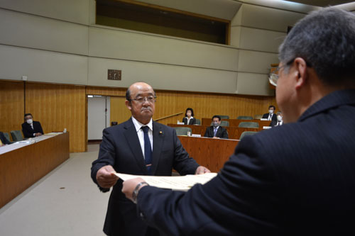 野村さんに大臣表彰伝達 釧路管内農業委員で5年ぶり (2022-12-02)