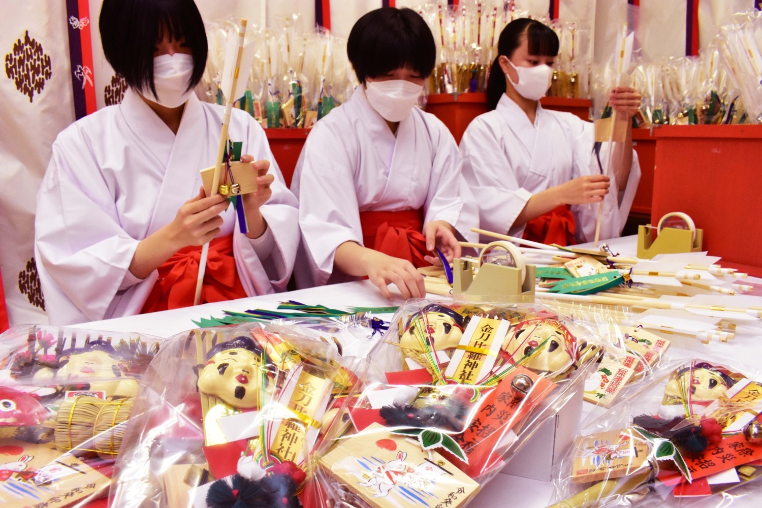 根室金刀比羅神社で縁起物づくり終える(2022-12-16)