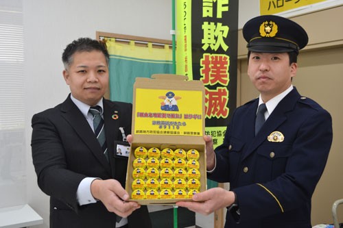 特殊詐欺被害防止へ 宅配業者に缶バッジ配布 (2022-12-16)