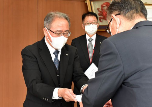 防災に役立てて 市に50万円寄付 道郵便局長協会(2022-12-16)