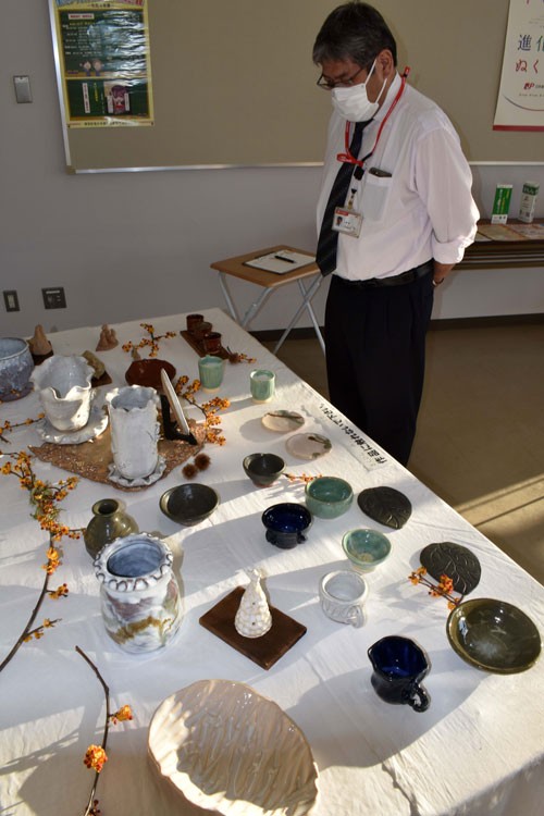 皿や花瓶30点展示 磯分内陶芸同好会(2022-12-15)