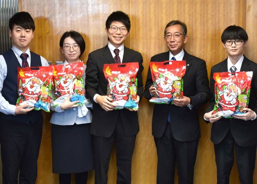 Xマス楽しんで 園児にお菓子寄贈(2022-12-20)