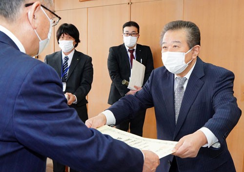 国保の運営に功績 根室の坂巻さん、岡田さんに表彰状(2022-12-24)