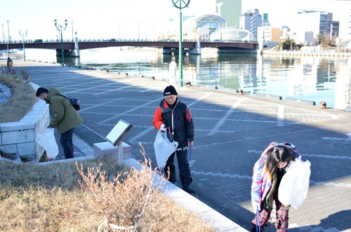 シーニックバイウェイが釧路川沿いをごみ拾い(2022-12-19)