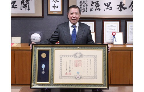 山岸さんに叙勲伝達 消防功労「支えに感謝」(2022-12-21)