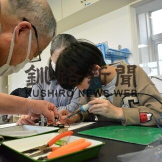 ラジオ作り子供ら真剣　遊学館で教室　(2023-01-10)