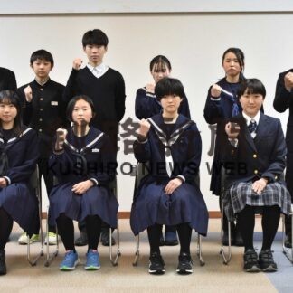 全中スケート健闘誓う　５校８選手が役場訪問(2023-01-29)