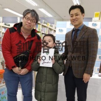 元日ハム選手で小学校創設の田中さんがサイン会(2023-01-17)