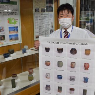 釧路市役所に個性豊かな陶芸学ぶ　姉妹都市バーナビーから届く(2023-01-25)