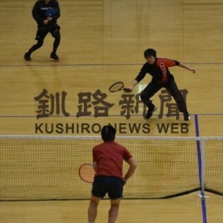 ネット挟み攻防白熱　テニス市長杯室内ダブルス(2023-01-31)